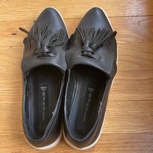 Slip on Steven by Steve Madden shoes 💕 good condition. Trendy sneaker shoe!